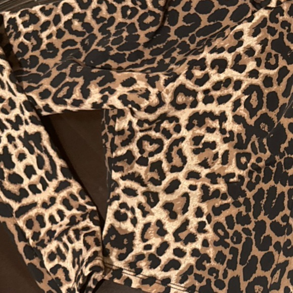 Designer top size large but runs small - Picture 4 of 6